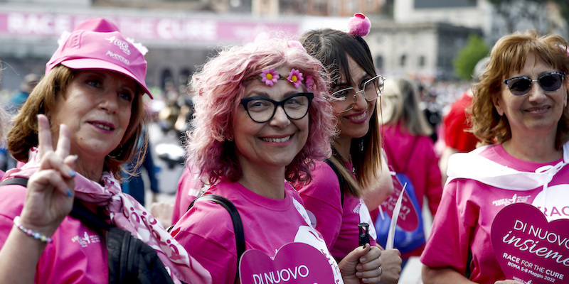 Un gruppo di donne all'evento "Race for the Cure", organizzato per sostenere la lotta ai tumori al seno. Roma, 8 maggio (Cecilia Fabiano/ LaPresse)