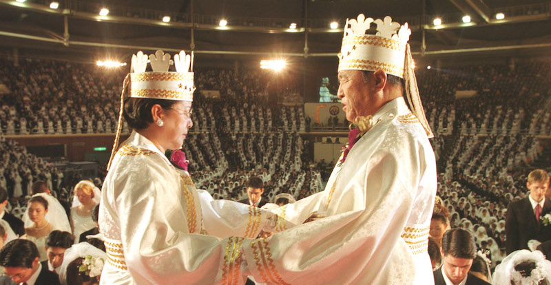 Il reverendo Moon e sua moglie durante un matrimonio di massa a Seul nel 2002 (Chung Sung-Jun/Getty Images)
