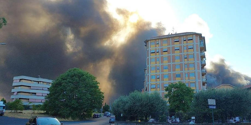 La nube provocata nel quartiere di Centocelle, a Roma, dall'incendio del 9 luglio (Ansa)