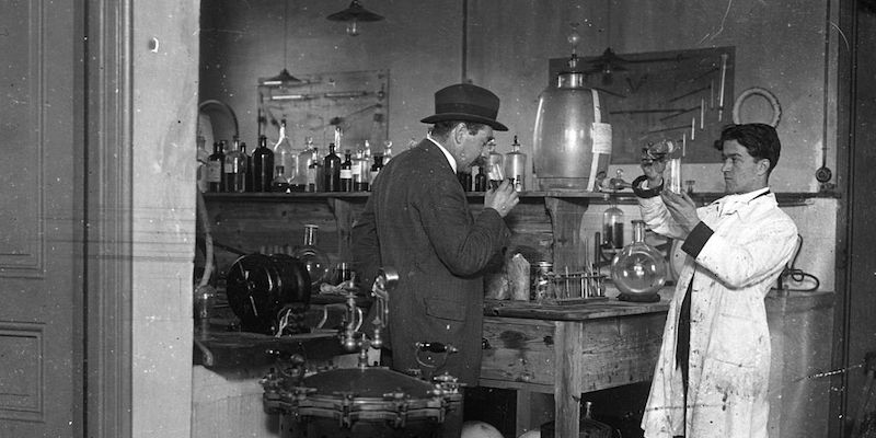Un laboratorio di profumi nel 1923 (Topical Press Agency/Getty Images)