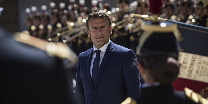 Il presidente francese Emmanuel Macron durante una parata militare a Parigi, 11 luglio (Christophe Petit Tesson, Pool via AP)