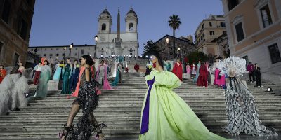 Dior ha chiesto e poi ritirato un risarcimento di 100mila euro a Valentino, a causa della sua sfilata in piazza di Spagna, scrive la rivista WWD
