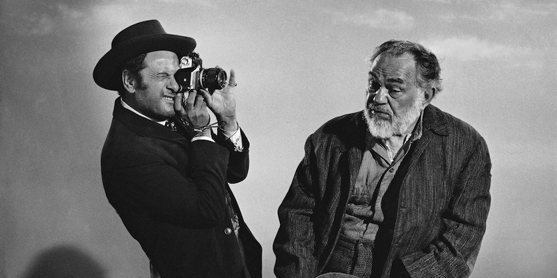 L'attore Eli Wallach fotografa il collega con una Nikon F sul set di "L'oro di Mackenna" nel 1967 (AP Photo/David F. Smith)