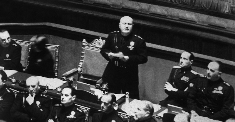 Benito Mussolini durante un discorso in parlamento (ANSA-DPA)