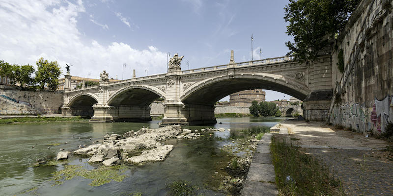 I resti del ponte Neroniano sul Tevere, a Roma, il primo luglio 2022 (ANSA/Massimo Percossi)