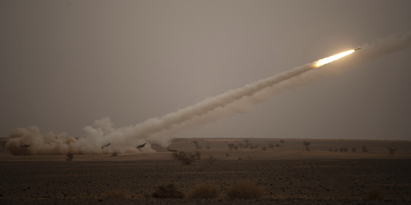 Un missile lanciato da un lanciarazzi High Mobility Artillery Rocket System, detto anche HIMARS (AP Photo/Mosa'ab Elshamy)