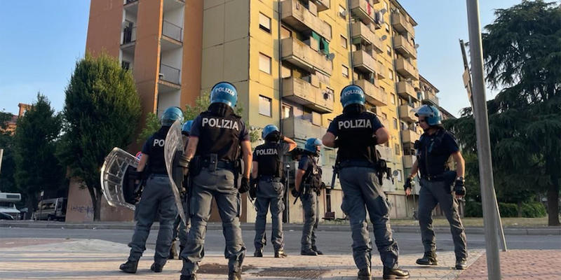 La polizia in via Bolla, a Milano, nel quartiere Gallaratese, dove il 10 giugno ci sono stati scontri tra gruppi di residenti abusivi
(ANSA/ US/ POLIZIA)

