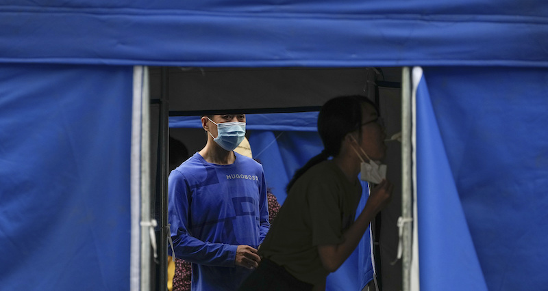 Test di massa il 13 luglio a Pechino, dove sono state adottate alcune misure di contenimento per un nuovo aumento dei contagi (AP Photo/Andy Wong)