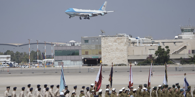 L'aereo presidenziale di Joe Biden atterra all'aeroporto di Tel Aviv, in Israele (AP Photo/Ariel Schalit)