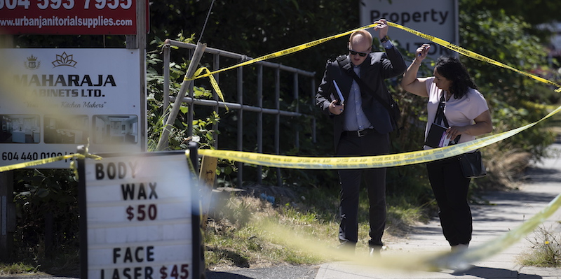 Gli investigatori sul posto in cui è stato ucciso Ripudaman Singh Malik (Darryl Dyck/The Canadian Press via AP)