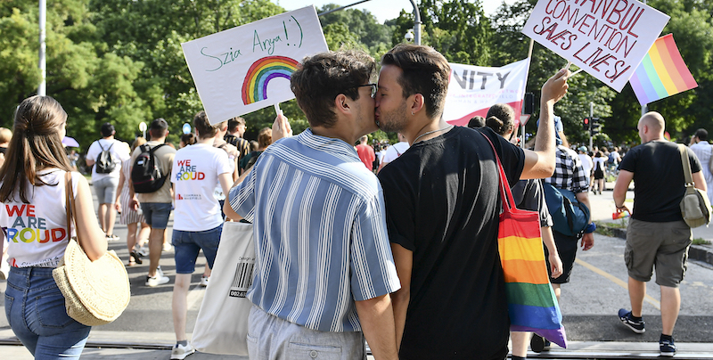 Il Pride di Budapest, in Ungheria, nel 2021 (AP Photo/Anna Szilagyi)