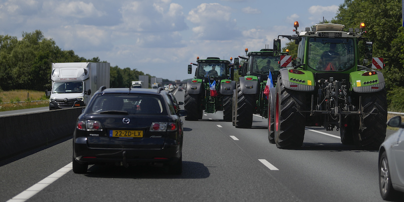 Trattori di agricoltori olandesi messi a rallentare il traffico per protesta su un'autostrada vicino a Venlo, nel sud dei Paesi Bassi, il 4 luglio 2022 (AP Photo/Thibault Camus, La Presse)