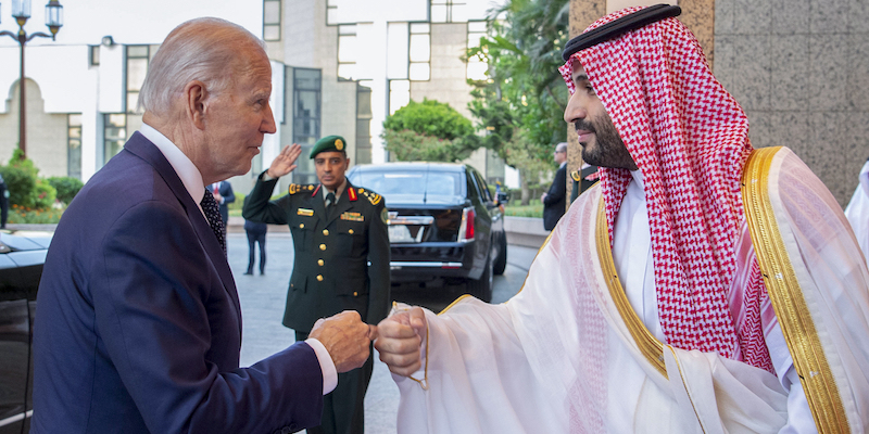 Il presidente degli Stati Uniti Joe Biden saluta il principe ereditario dell'Arabia Saudita Mohammed bin Salman a Gedda, il 15 luglio 2022 (Bandar Aljaloud/Ufficio stampa del Palazzo reale saudita via AP)