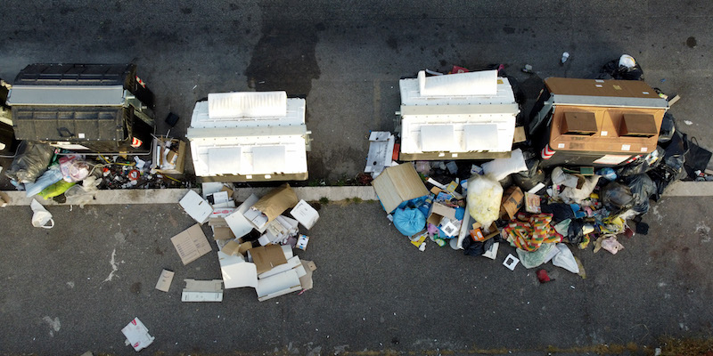Cassonetti della spazzatura a Roma, in via Mario Broglio, il 5 luglio 2022 (Alfredo Falcone / LaPresse)