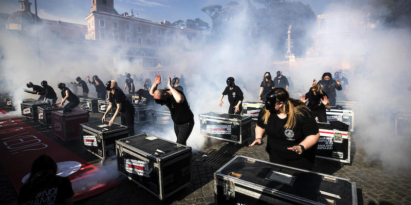 La manifestazione nazionale del settore dello spettacolo e degli eventi in crisi la pandemia in piazza del Popolo, Roma, 17 aprile 2021 (ANSA/ANGELO CARCONI)