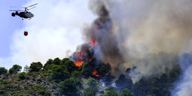 Un incendio vicino a Malaga, in Spagna, 16 luglio 2022 (AP Photo/Gregorio Marrero)