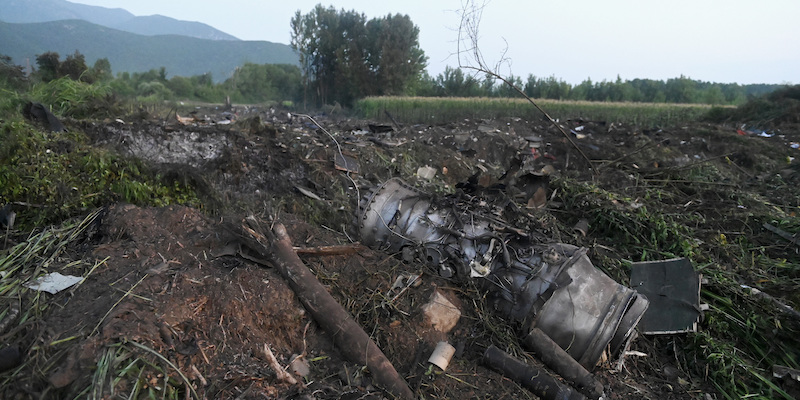 I resti dell'aereo cargo serbo precipitato nel nord della Grecia, vicino a Paleochori, il 17 luglio 2022 (AP Photo/Giannis Papanikos)