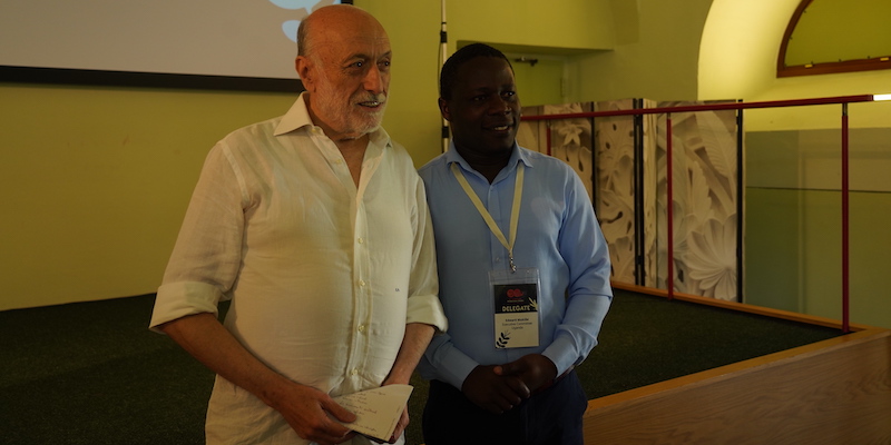 Carlin Petrini, fondatore di Slow Food, e Edward Mukiibi, nuovo presidente dell'associazione, a Pollenzo, in provincia di Cuneo, il 16 luglio 2022 (Slow Food)