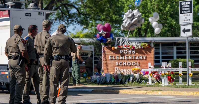 Il distretto scolastico di Uvalde, in Texas, ha sospeso tutto il suo corpo di polizia dopo gli errori durante la strage del 24 maggio