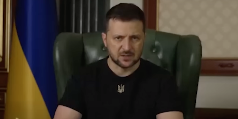 Un'immagine del video con cui il presidente ucraino Volodymyr Zelensky ha annunciato il licenziamento della procuratrice generale e del capo dei servizi segreti (YouTube) 