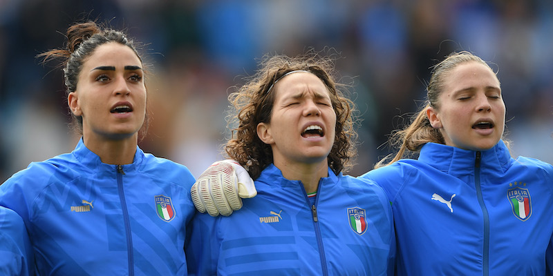 Martina Piemonte, Elena Linari e Laura Giuliani cantano l'inno prima di Italia-Islanda (Harriet Lander/Getty Images)