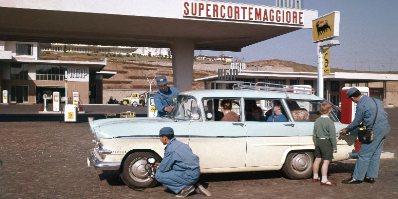 Una stazione di servizio a Roma, Via Aurelia, 1959 (Federico Patellani)