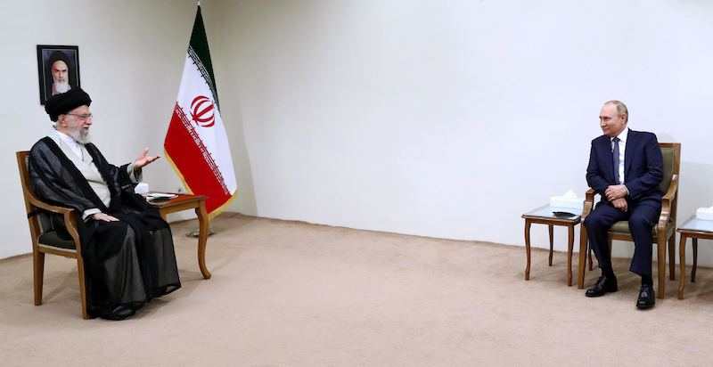 La Guida suprema dell'Iran, Ali Khamenei, e il presidente russo Vladimir Putin a Teheran, il 19 luglio 2022 (Office of the Iranian Supreme Leader via AP)