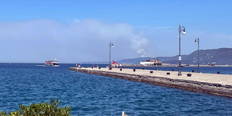 Il fumo di un incendio sul Carso visto dal Molo Audace a Trieste, 20 luglio 2022 (ANSA/Francesco De Filippo)