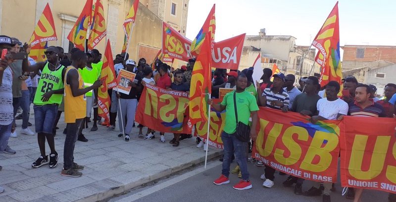 Una manifestazione per Daouda Diane organizzata dal sundacato Usb in Sicilia (foto Usb)
