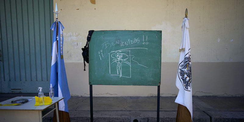 Una lavagna con scritto “benvenute” in una scuola di Buenos Aires (AP Photo/Victor R. Caivano)