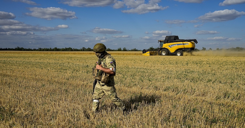 Un soldato russo di guardia a un campo in un'area occupata vicino a Melitopol (AP Photo)