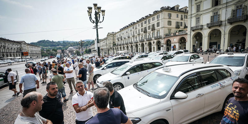 Le manifestazioni dei tassisti a Torino contro il ddl concorrenza, il 13 luglio (ANSA/Tino Romano)