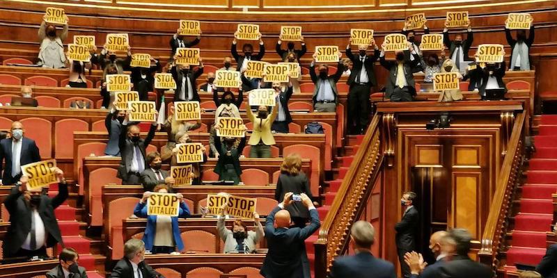Una protesta di alcuni senatori del M5S contro i “vitalizi”, nel maggio del 2021 (ANSA/US)