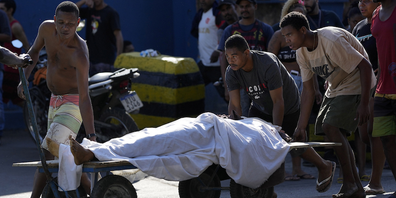 Il corpo di una persona rimasta uccisa durante l'operazione della polizia in una favela di Rio de Janeiro, in Brasile (AP Photo/Silvia Izquierdo)