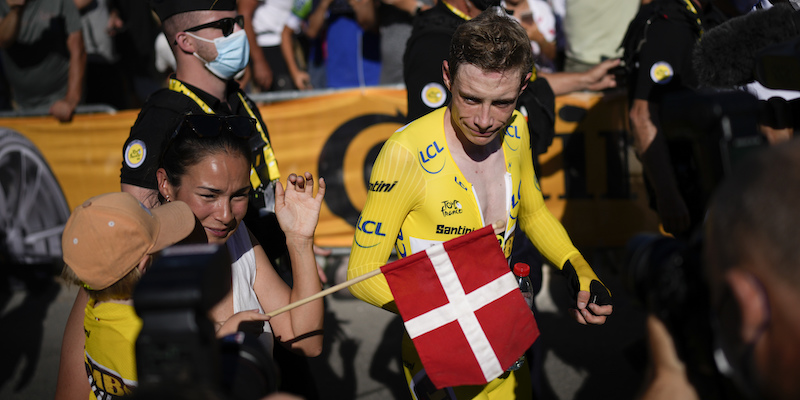 La maglia gialla Jonas Vingegaard al termine della penultima tappa (AP Photo/Daniel Cole)