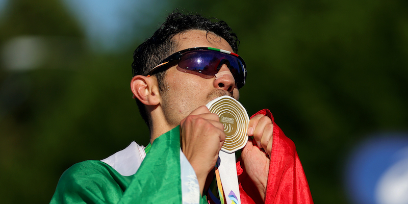 Massimo Stano con l'oro vinto nella 35 chilometri di marcia (Carmen Mandato/Getty Images)