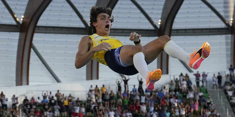Armand Duplantis festeggia mentre è ancora per aria, dopo il salto che gli è valso il nuovo record del mondo (AP Photo/Charlie Riedel)