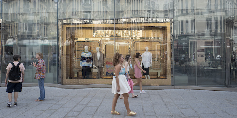 Una vetrina del centro commerciale di Parigi la Samaritaine, il 23 luglio 2021 (AP Photo/Rafael Yaghobzadeh, La Presse)