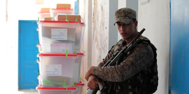 Un soldato durante l'allestimento di un seggio elettorale a Tunisi in vista del referendum di lunedì. La foto è di domenica 24 luglio (EPA/ Mohamed Messara, ANSA)