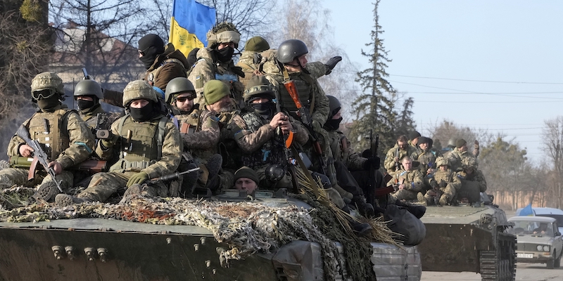 Soldati ucraini su un mezzo corazzato (AP Photo/Efrem Lukatsky, File)