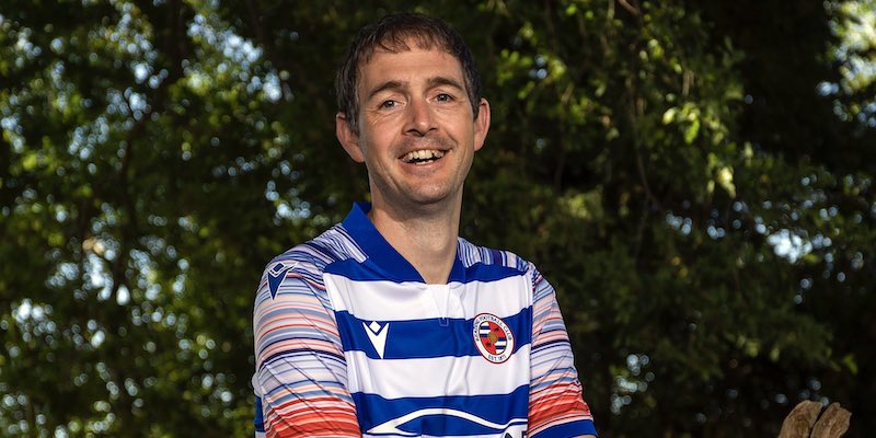 Il professore e scienziato climatico Ed Hawkins con la nuova maglia del Reading FC (Twitter @ed_hawkins)