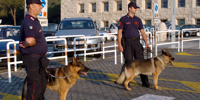 Cani dei carabinieri di pattuglia vicino al ministero degli Esteri, Roma (MARIO DE RENZIS ANSA-CD)