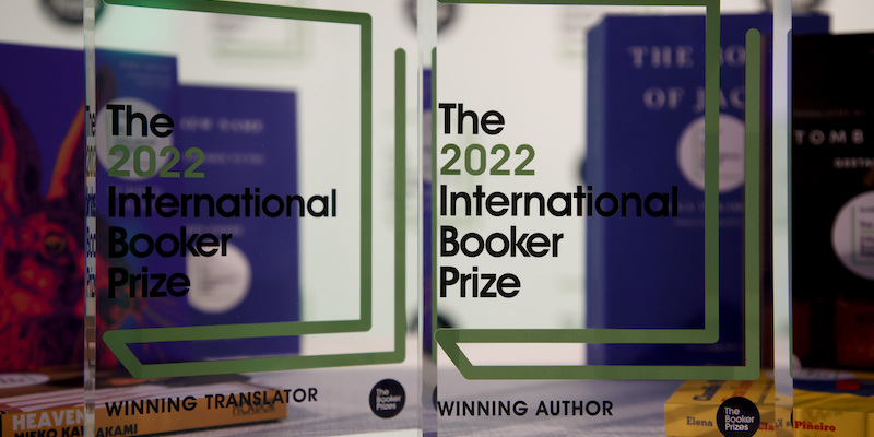 I trofei per autore e traduttore dell'ultimo International Booker Prize, prima della premiazione, a Londra, il 26 maggio 2022 (AP Photo/David Cliff)