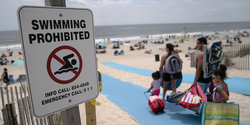 Una spiaggia di Long Island, a New York, il 15 luglio 2022 (AP Photo/John Minchillo, La Presse)