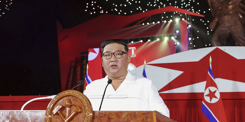 Il dittatore nordcoreano Kim Jong-un durante il suo discorso a Pyongyang, Corea del Nord, 27 luglio (Korean Central News Agency/ Korea News Service via AP)