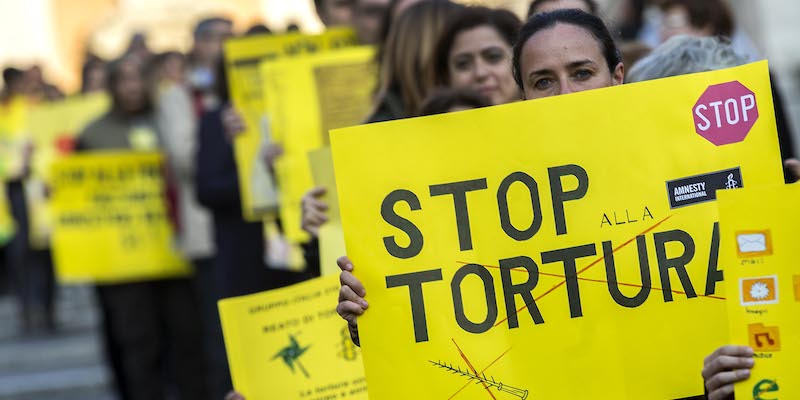 Una manifestazione organizzata nel 2015 da Amnesty International per chiedere l'introduzione del reato di tortura (Roberto Monaldo/LaPresse)