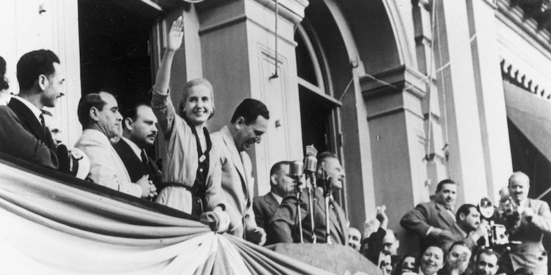 Eva Duarte de Perón saluta la folla accanto al marito, il presidente argentino Juan Domingo Perón. Buenos Aires, 24 ottobre 1949 (Keystone/ Getty Images)