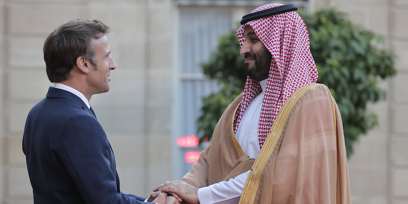 La lunga e calorosa stretta di mano tra il presidente francese Emmanuel Macron e il potente principe ereditario saudita Mohammed bin Salman (AP Photo/Lewis Joly)