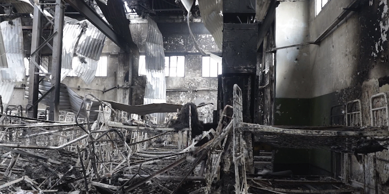 Letti a castello bruciati nella prigione distrutta di Olenivka, in Ucraina, il 29 luglio 2022 (AP Photo)