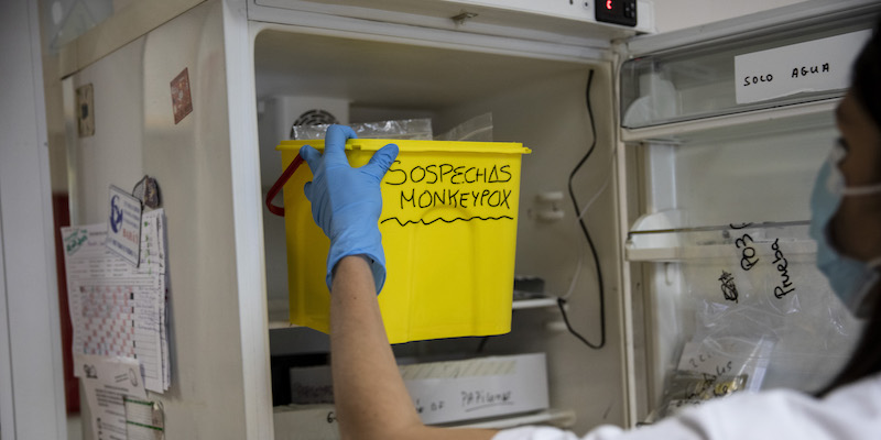 Una tecnica di laboratorio preleva da un frigorifero dei campioni biologici di possibili infezioni da vaiolo delle scimmie a Madrid, in Spagna, il 6 giugno 2022 (Pablo Blazquez Dominguez/Getty Images)